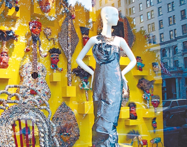 Efeito ilha: Manhattan-Mel- Em Nova York, vitrines da Bergdorf Goodman mostram arte conectada com moda: os reflexos são propositais. É a instalação dialogando com a rua, a cidade, as pessoas. A arte a céu aberto na urbe. Em contraste, mas dialogando com as imagens clicadas na Big Apple, obras do artista popular David, em exposição em um restaurante na Ilha do Mel, litoral do Paraná | Fotos: Bia Moraes