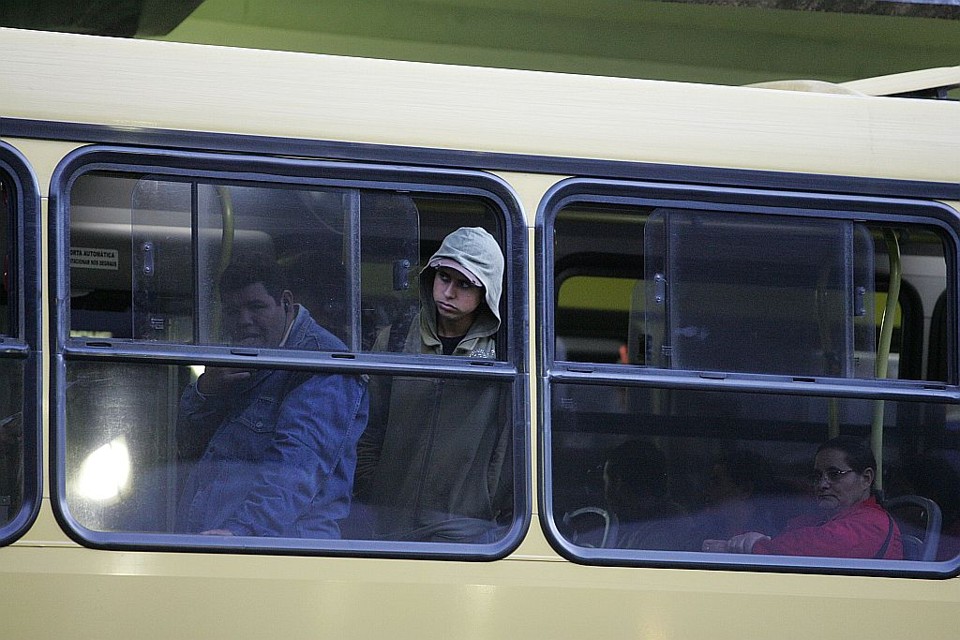 Usuários do transporte coletivo de Curitiba andam com as janelas do ônibus abertas mesmo em dias de frio: prática era pouco comum antes da pandemia da gripe A | Gilberto Abelha/Jornal de Londrina