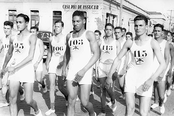 Atletas do 20º Regimento de Infantaria, concorrentes do Facho em 1946 |