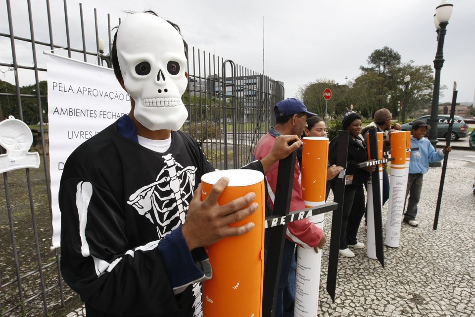 Um grupo de manifestantes a favor da lei antifumo se reuniu nesta terça-feira em frente à Assembleia Legislativa | Valterci Santos / Gazeta do Povo