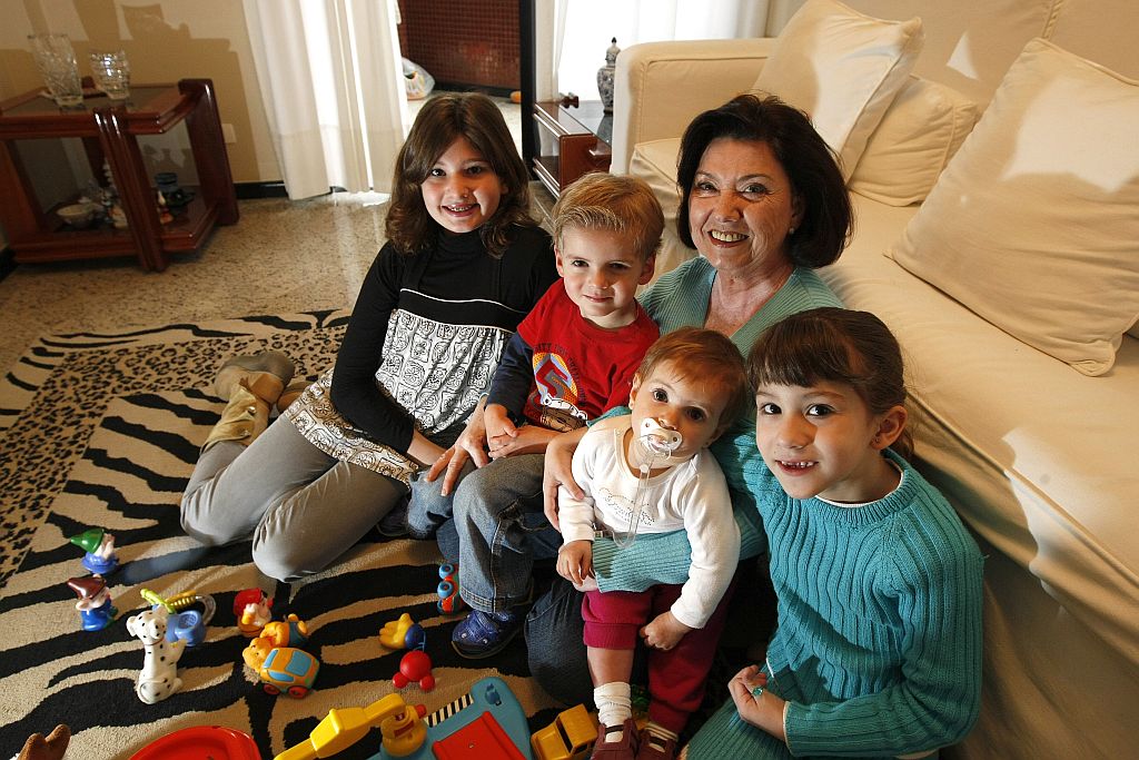 Rosali Nogueira, de 63 anos, e uma turminha do barulho: Maria Luiza, de 11 anos, Gabriel, de 3, Clara, 11 meses, e Maria Fernanda, de 5 anos | Rodolfo Bührer/ Gazeta do Povo