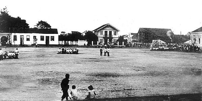 Praça Carlos Gomes: O local em fotografia de 1907, um descampado, mostra um movimento de militares em exercícios de treinamento. Afinal naquela praça funcionou o Quartel-General da Região Militar entre 1906 a 1909. Na foto destaca-se o chalé de dois andares, que era a residência do Dr. Victor do Amaral. | 