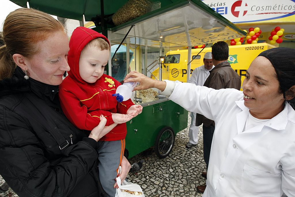 O álcool 70% é único capaz de matar bactérias e vírus, como o A H1N1. A recomendação é dar prioridade para lavar as mãos, mas quando isso não for possível, pode-se usar o álcool também | Rodolfo Brüher/ Gazeta do Povo
