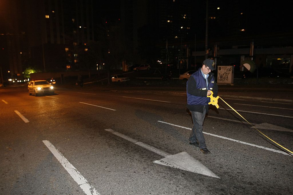 Perito mede distância que teria sido percorrida pelo carro de Carli Filho antes de bater no outro automóvel | Pedro Serápio/ Gazeta do Povo