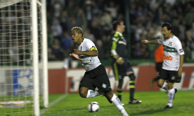 ... e foi para o abraço, seguido por Thiago Gentil (que foi quem sofreu a penalidade)... |