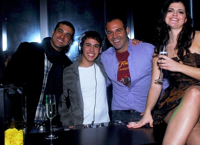Mariana Mezzadri de Oliveira ganhou uma bela festa pela formatura em Veterinária, no Green Hall, do badalado decorador Marcos Soares (à dir., ao lado dela), seu tio. João Pedro, filho de Marcos, e Denis Ricca atacaram de DJs |