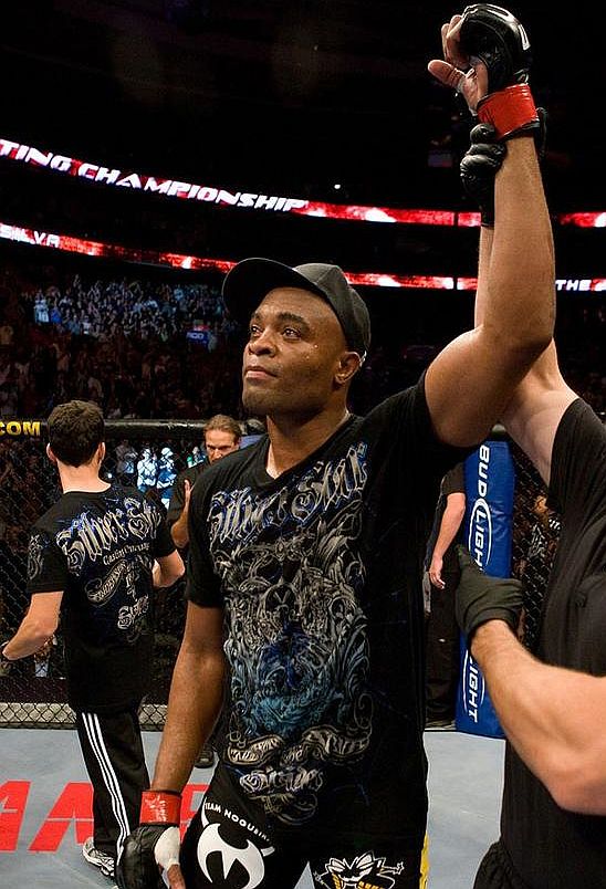 Anderson Silva não deu chances a Forrest Griffin e colocou o americano para correr na Filadélfia | Divulgação / UFC