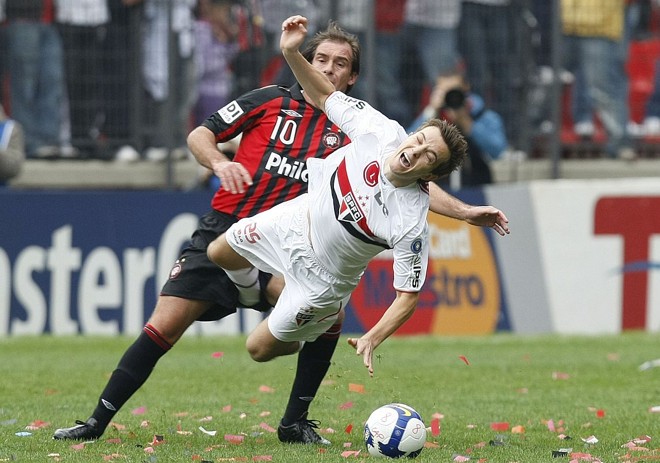 Dagoberto recebe falta de Paulo Baier. A partida marcou o retorno do ex-atleticano à Baixada após saída conflituosa do clube |