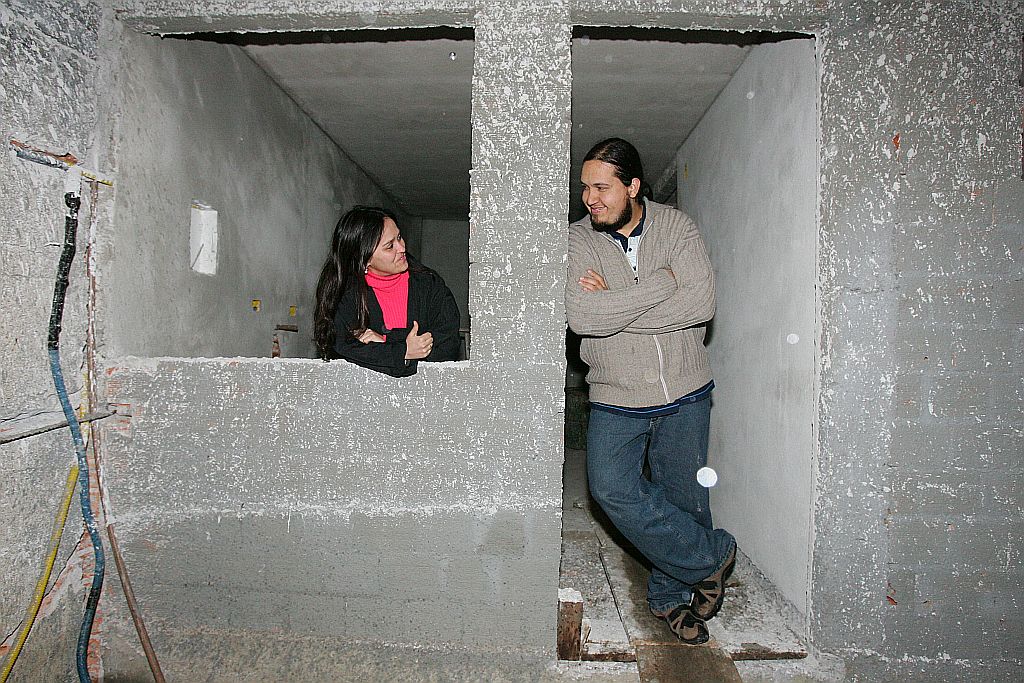 Júlio Siqueira e a mulher Fernanda Reis Maschner: na casa nova, mas ainda à espera de ajuda para concluí-la | Daniel Castellano/Gazeta do Povo