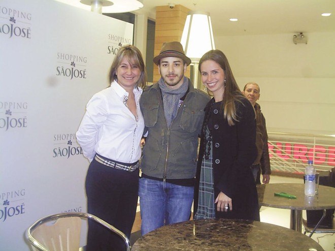 Rosane Soifer e sua filha, Liana, fizeram as honras da casa para Júnior Lima durante a sessão de autógrafos que ele fez no início da noite de sexta no Shopping São José. Junior foi divulgar a banda Nove Mil Anjos, da qual faz parte | 