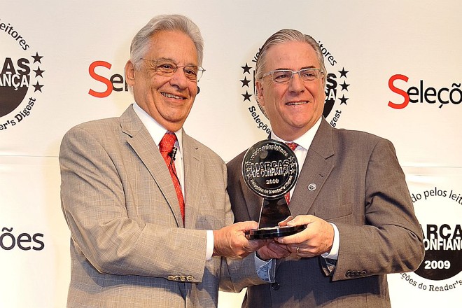 FHC entrega o prêmio ao diretor da Nestlé, Ivan Zurita | 