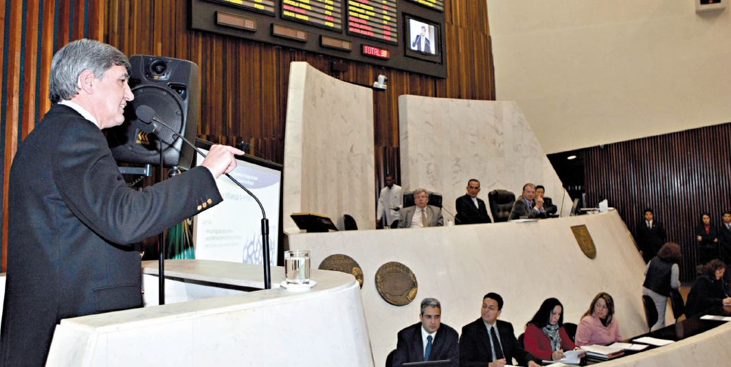 Secretário Gilberto Martin, na Assembleia Legislativa: se receber e-mail sobre a nova gripe, o melhor é nem abrir | Albari  Rosa/ Gazeta do Povo