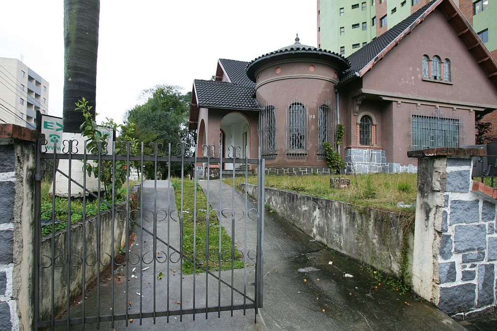 O portão foi roubado e a entrada ficou livre para qualquer pessoa entrar na mansão, que também está sem portas | Daniel Castellano/Gazeta do Povo