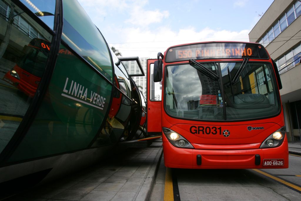 Ônibus da Linha Verde vão testar o novo combustível, já que têm motores flex. Montadoras vão acompanhar os testes | Daniel Castellano/Gazeta do Povo