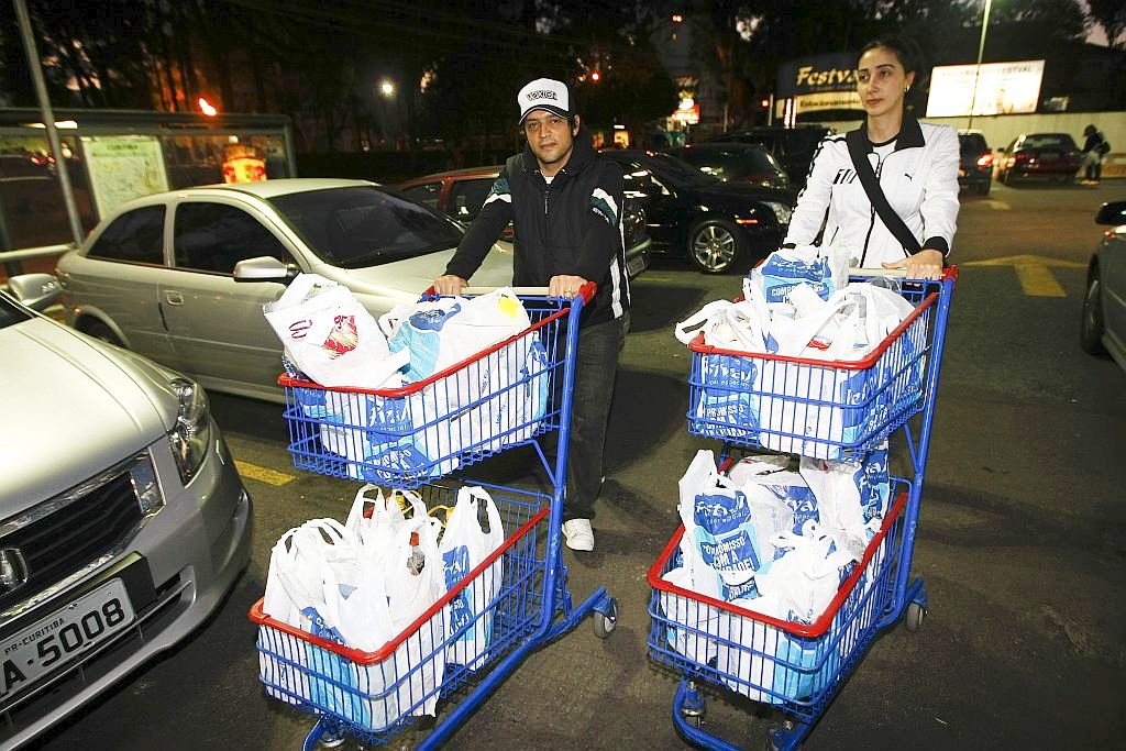 O professor André e a infectologista Flávia: casal fez compra maior para evitar ter de enfrentar aglomerações nas próximas semanas | Antônio Costa/ Gazeta do Povo