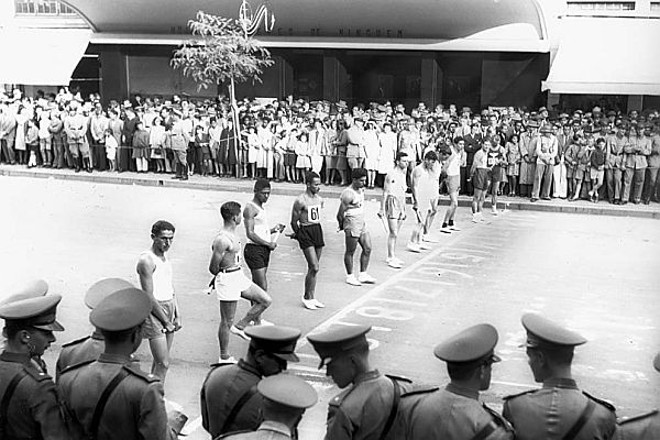 Atletas esperando o momento da largada da Corrida do Facho de 1945 |