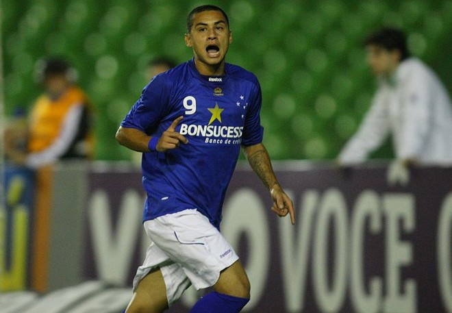 Wellington Paulista comemora um dos gols que deram a vitória ao Cruzeiro sobre o Coritiba | 