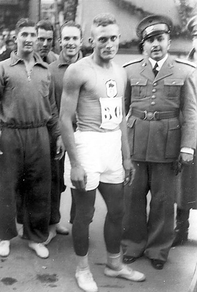 Atleta do 3º Regimento de Artilharia Montada, quartel vencedor do Facho em 1943 |