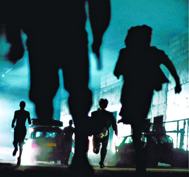 Extermínio (2002), de Danny Boyle (diretor de Quem Quer Ser um Milionário): vírus psicológico ataca as mentes criando zumbis | Fotos: Divulgação