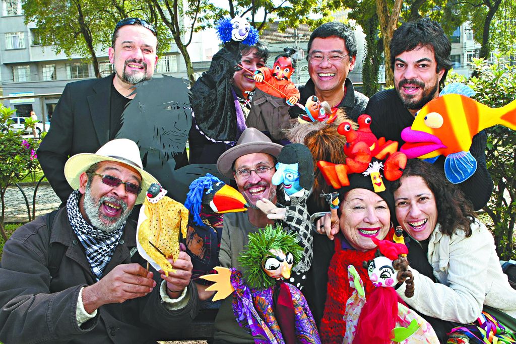 Marcelo Santos, Tadica Veiga, Jorge Miyashiro, Luiz Reikdal, Joelson Cruz, Renato Perré, Olga Romero e Tina de Souza: artistas unem esforços para garantir a continuidade do teatro de bonecos paranaense | Fotos: Albari Rosa/Gazeta do Povo