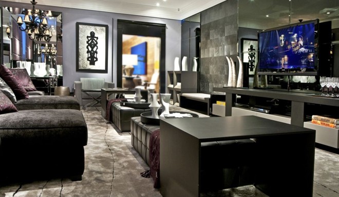 No Home, dos profissionais Luiz Maganhoto e Daniel Casagrande, os pufes retangulares foram usados com mesas de apoio | 