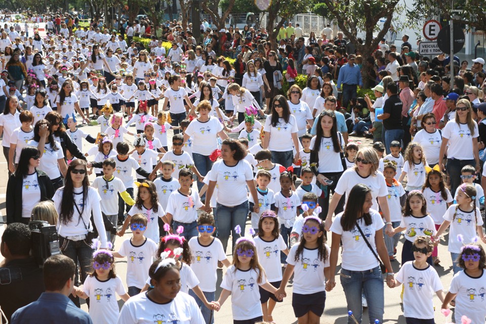O desfile do Dia da Pátria preocupa as autoridades de saúde porque reúne muitas crianças | Prefeitura de Campo Mourão