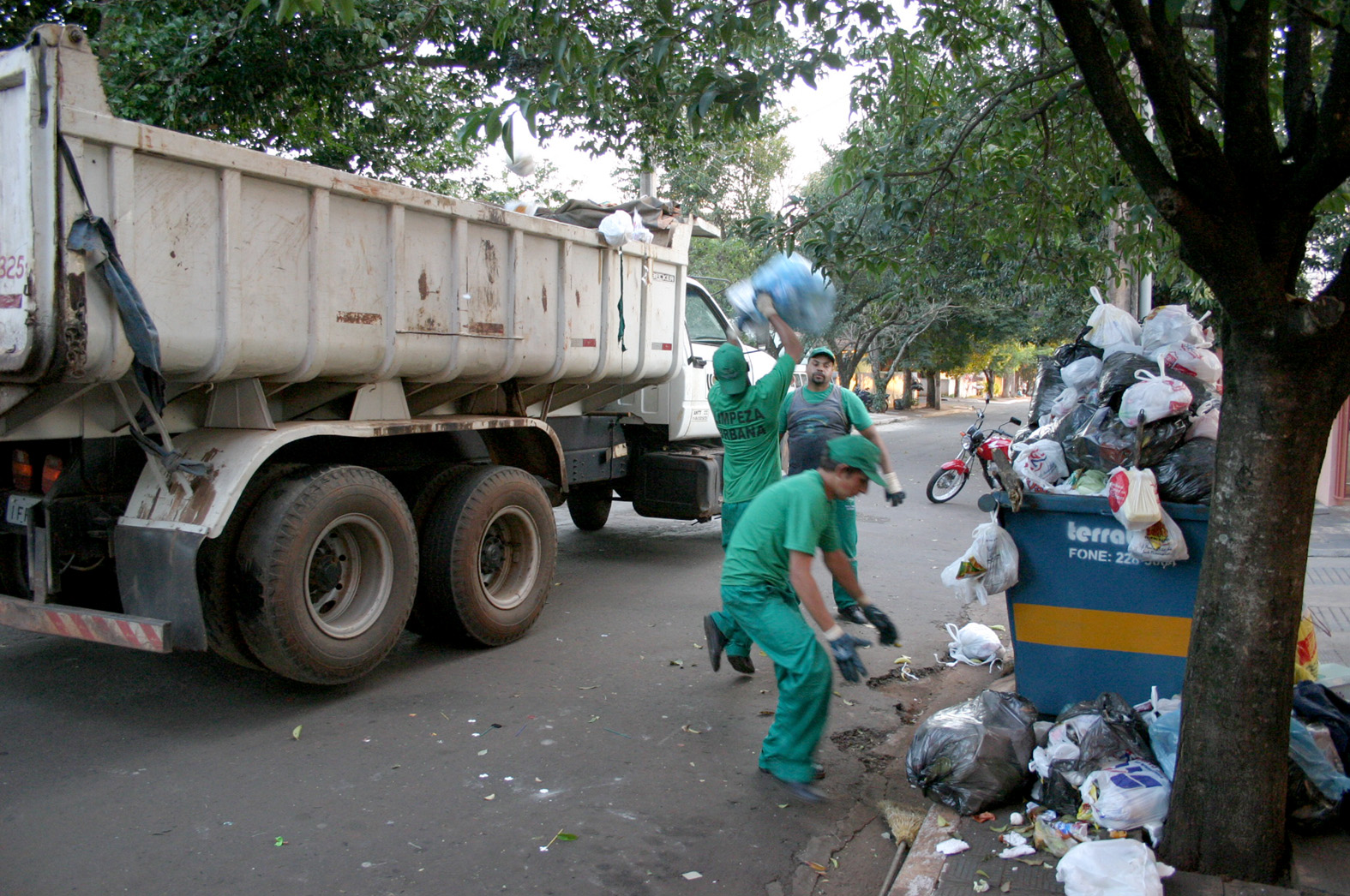 Os funcionários da Prefeitura recolhem em média 300 toneladas de lixo por dia em mais de 80 bairros | Ricardo Lopes/PMM