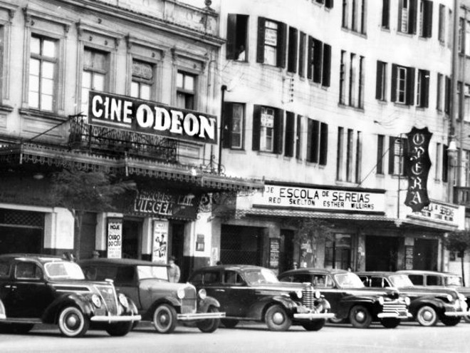 Cine Odeon e Ópera, no tempo em que a Avenida Luiz Xavier foi substituída pelo nome de João Pessoa | 