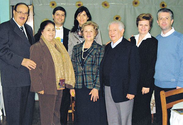 55 ANOS DO ALBERGUE - O Albergue São João Batista comemorou 55 anos de atendimento a carentes, período em que se consagrou como a Casa dos Pobres de Curitiba. Na celebração de tão importante data, a presença do casal Nilva e Raul Randon, ele presidente da Randon Implementos Rodoviários; do presidente do Albergue, Rafael Pussoli; da diretora do Programa Florescer, Maurien Randon, e dos colaboradores Lígia e Dilmar Archegas; e Luci e Eduardo Archegas, ele diretor da instituição |