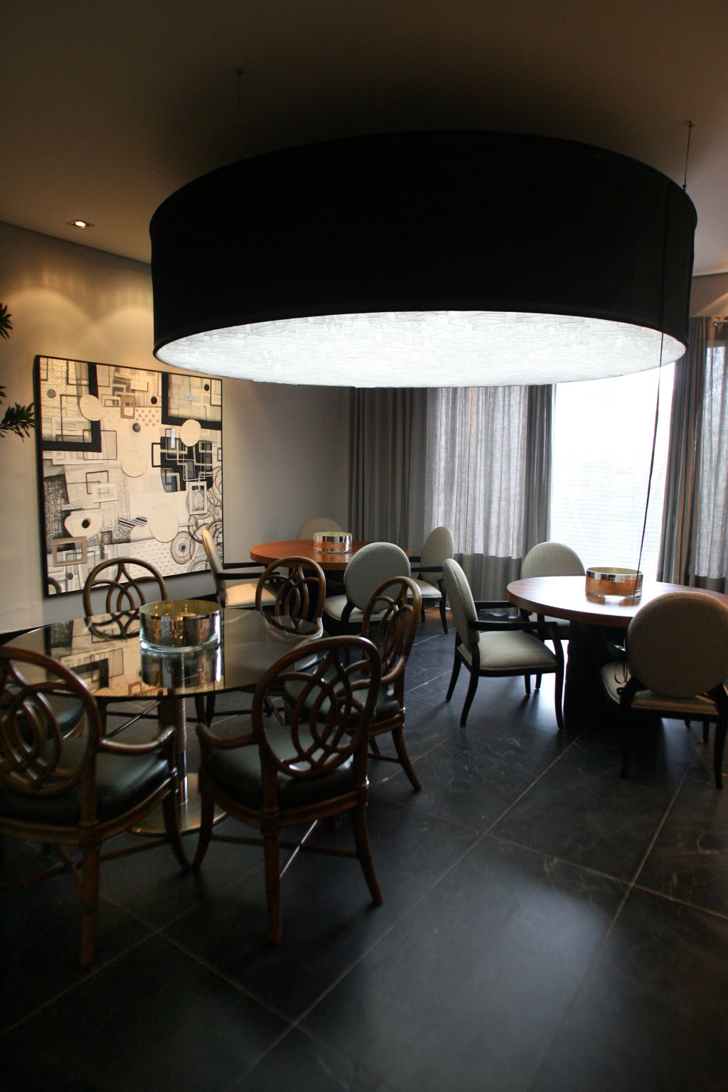 No Family Room, de Jayme Bernardo, uma imponente luminária desenhada por ele, com três metros de diâmetro, em veludo preto e interior em organza branca | Priscila Forone/ Gazeta do Povo