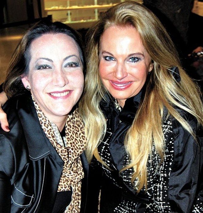 A arquiteta e decoradora paulistana Brunette Fracarolli foi presença destaque na abertura da EcoDesign, semana passada no Mueller. No início do ano ela esteve na Semana Design 2009 em Milão. Na foto com a paisagista Nádia Bentz (à esquerda), que assinou, ao lado de Wanderlan Farias, belo espaço na mostra | 