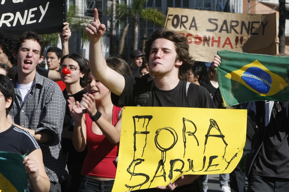 Estudantes protestaram pela área central de Curitiba | Rodolfo Buher - Arquivo Gazeta do Povo