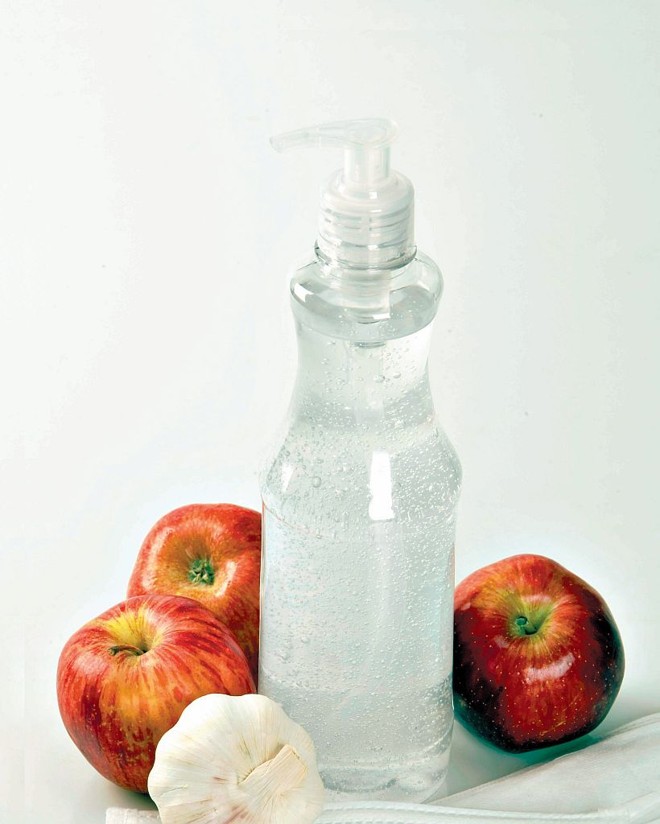 Hábitos de higiene, como lavar as mãos com água e sabão ou usar álcool gel, e consumir alimentos saudáveis, são ferramentas básicas para a defesa do organismo |