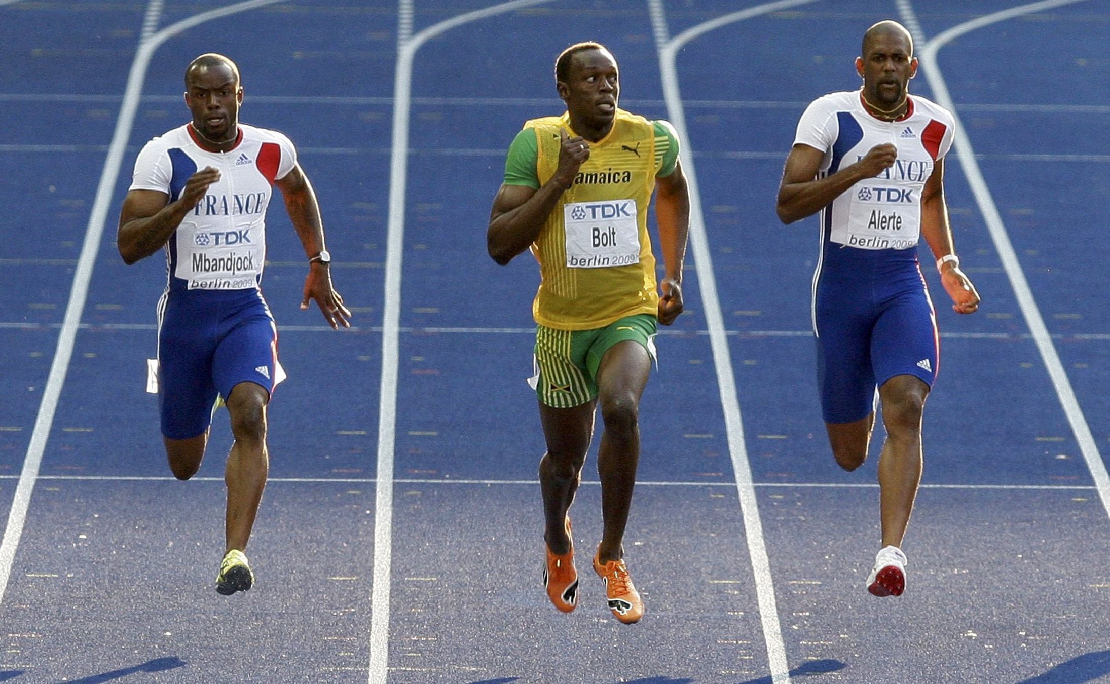 Franceses David Alerte (à esquerda) e Martial Mbandjock "escoltaram" jamaicano Usain Bolt | Tobias Schwarz / Reuters