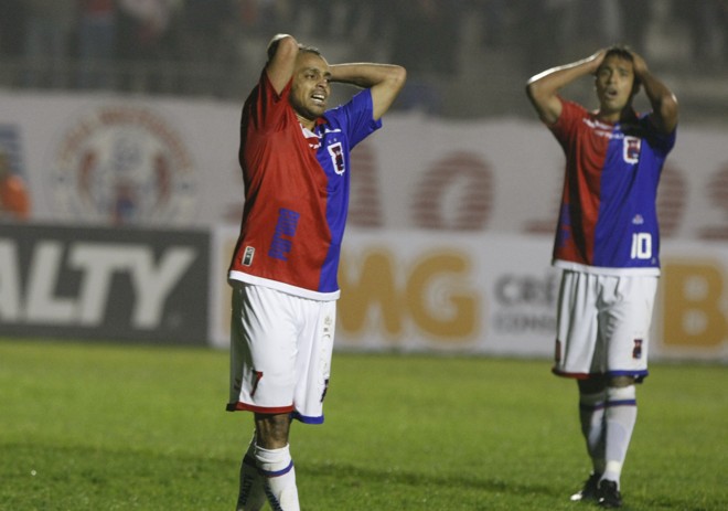 Nem gols perdidos por Wando (primeiro plano) incomodaram a torcida. Na saída: aplausos | 