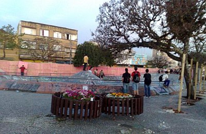 Skatistas aproveitam os últimos momentos do antigo piso da pista do Gaúcho |