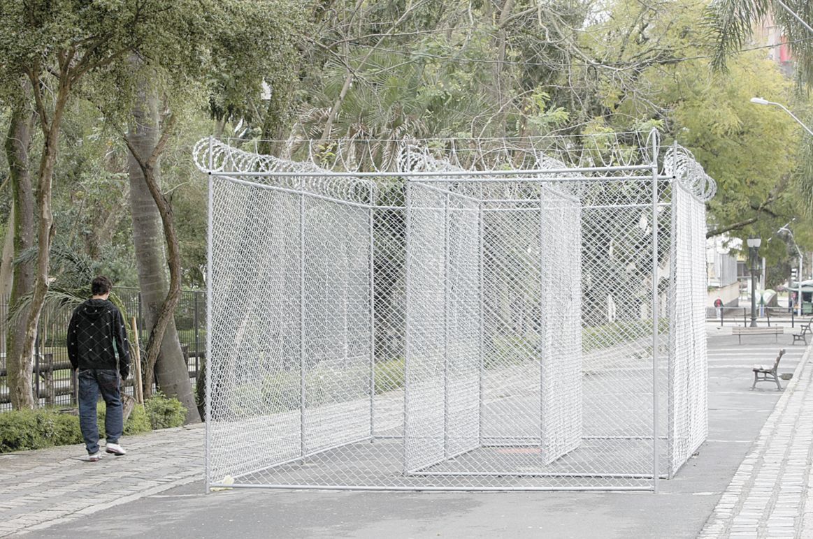 O winterluxartelivre contrapõe suas grades às que cercam o Passeio Público | Aniele Nascimento/Gazeta do Povo