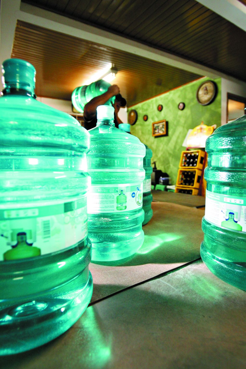 Embalagens de água mineral descartadas vão para reciclagem: excesso de oferta pode inviabilizar logística | Daniel Castellano/Gazeta do Povo