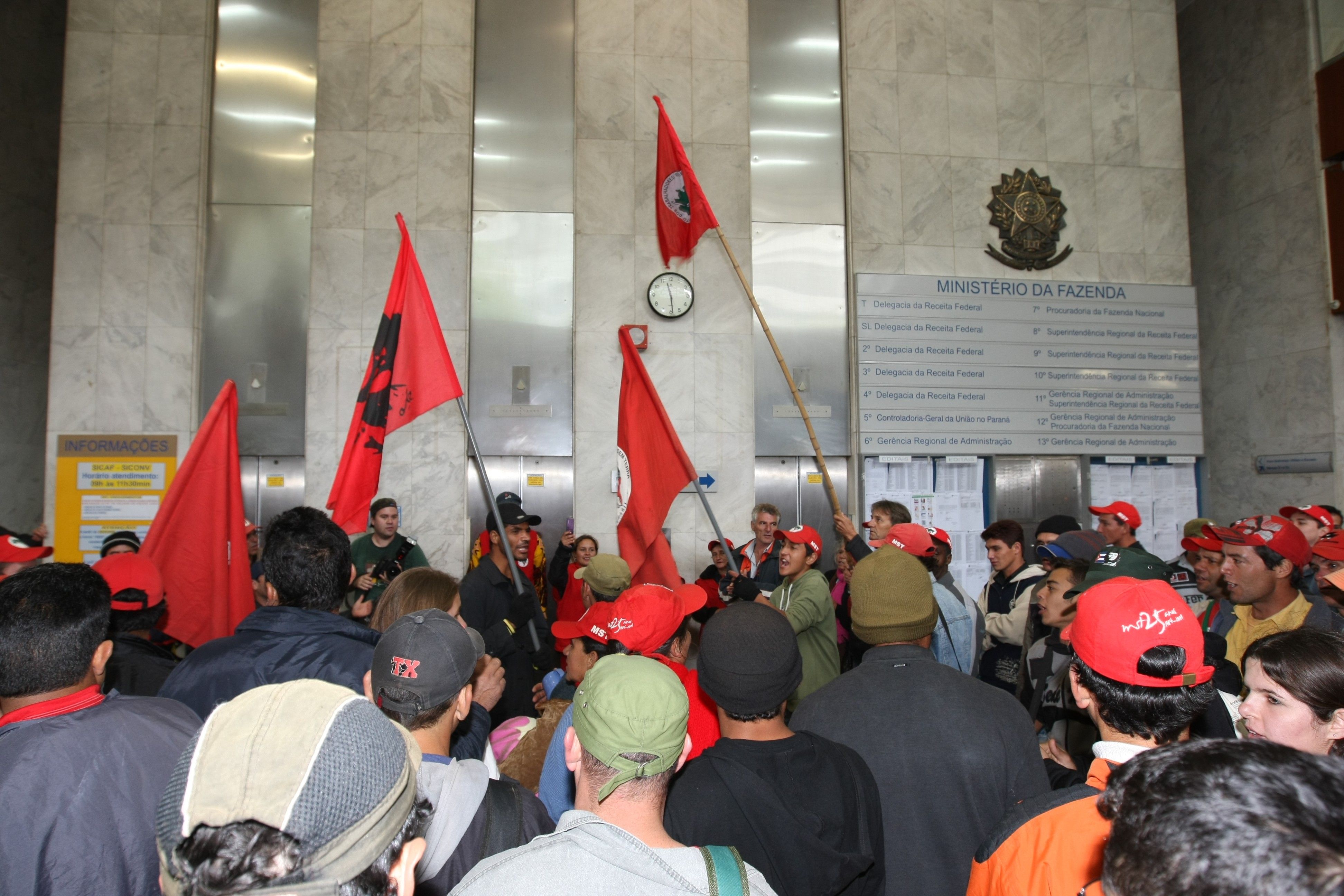 Grupo de sem-terra ocupou o saguão do prédio do Ministério da Fazenda na capital paranaense | Aniele Nascimento - Gazeta do Povo