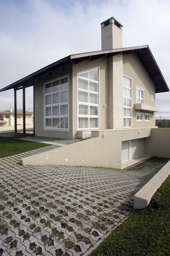 Fachada: grafiato na cor areia |