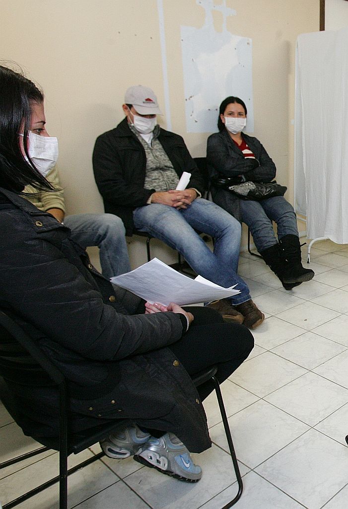 Usando máscaras, pacientes esperam por atendimento em posto de saúde em Curitiba | Daniel Castellano/Gazeta do Povo