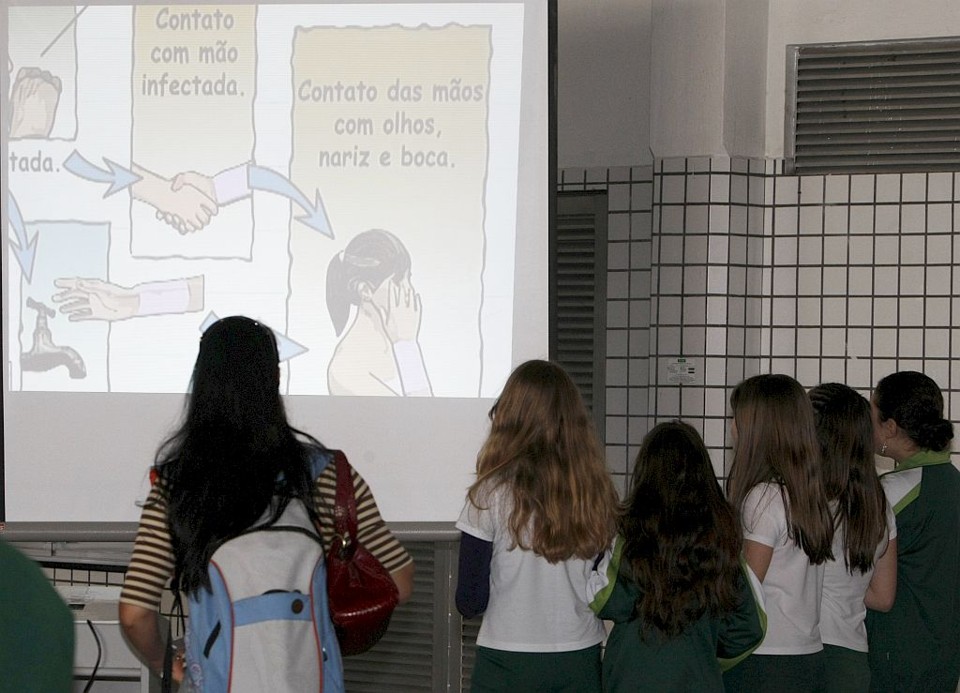 Alunos veem vídeo sobre gripe em Curitiba: capital tem maior número de casos | Marcelo Elias/Gazeta do Povo