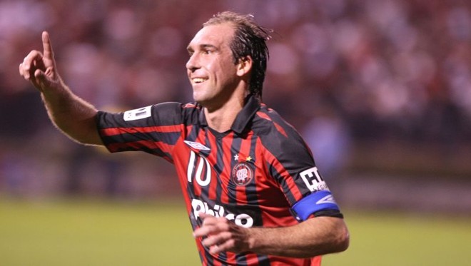 Paulo Baier comemora um de seus dois gols diante do Barueri |