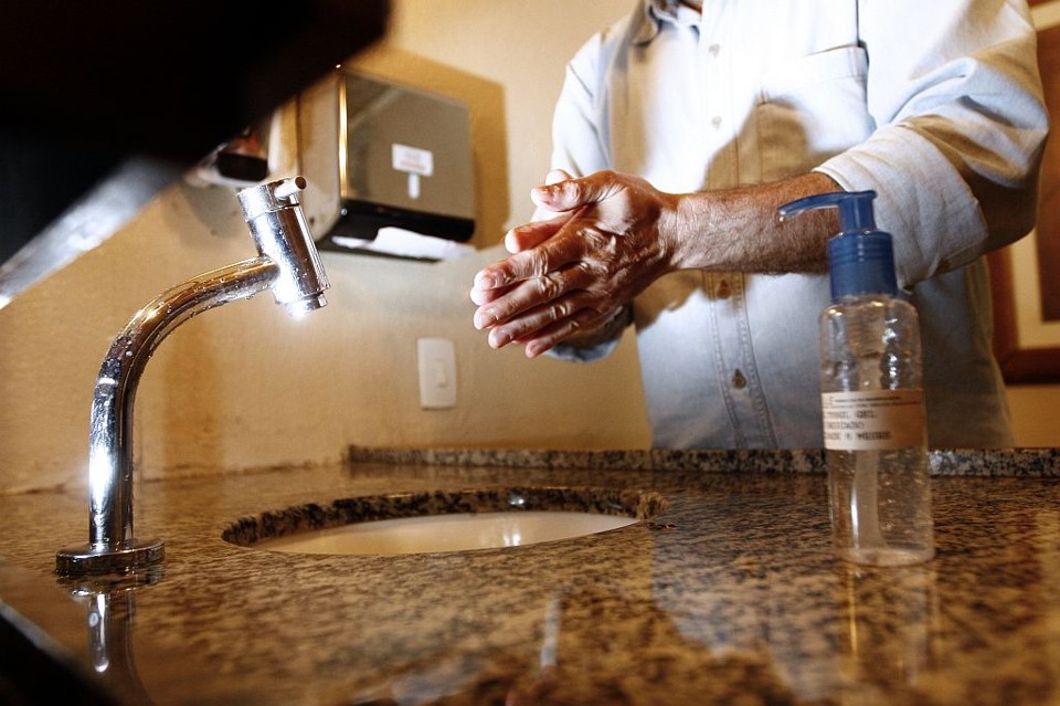 Limpeza das mãos com álcool gel: propriedade bactericida só surge acima dos 70 graus | Roberto Custodio/Jornal de Londrina