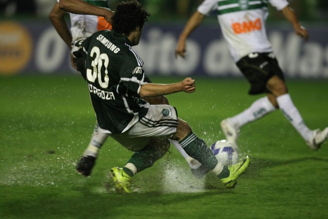 Gramado molhado prejudicou a técnica do jogo, mas tornou a forte marcação a estrela da noite |