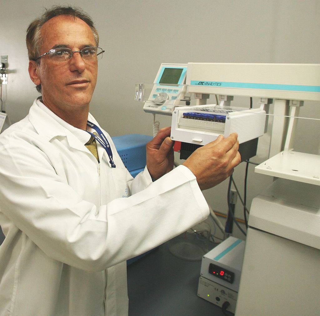 A empresa tem de atender alguns requisitos de legislação que estabelecem parâmetros para a qualidade da água que é tratada e distribuída para a população. É esse trabalho que fazemos, com aparelhos e equipamentos que nos dão as medidas. André Luiz de Faria, químico da Sanepar | Priscila Forone/ Gazeta do Povo