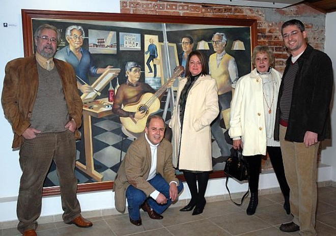 Álvaro Filho (à esq.), Erion Silva (agachado), Sonia Bittencourt, Xenia Rosa e Adriano Massuda posam junto à tela que retrata seus pais, os pintores Álvaro Borges, Érico da Silva, Waldemar Roza, René Bittencourt e Alberto Massuda, no vernissage da mostra