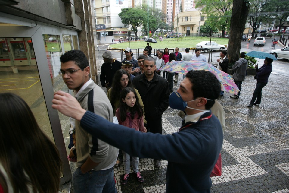 Agência do Bradesco, no centro: orientação aos clientes, que tiveram que esperar do lado de fora do banco | Roberto Custódio / Jornal de Londrina