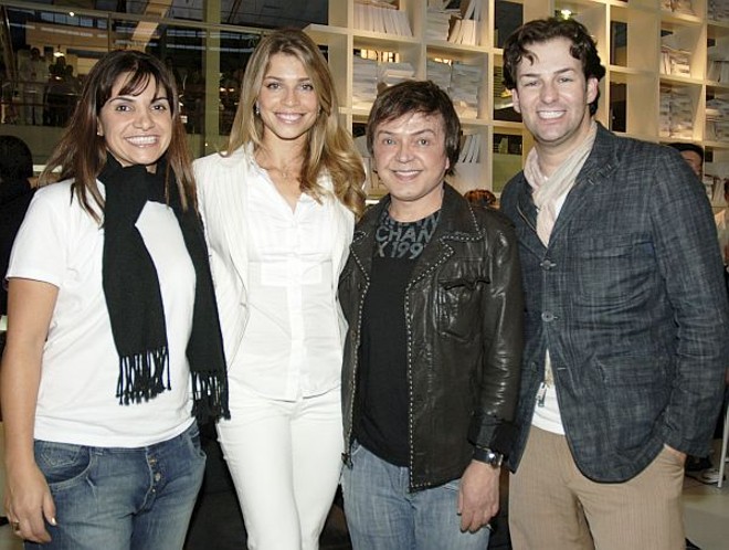 Os arquitetos Carla Kiss e Luiz Maganhoto e o designer Daniel Casagrande (à dir.) com a atriz Grazi Massafera na abertura da Casa Brasil, no último dia 5, em Bento Gonçalves. Grazi é a garota -propa­­ganda de uma das empresas de móveis que participam do evento | 