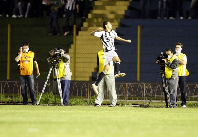 Coube a Paulo Henrique se destacar e marcar o gol único da partida no Oeste do estado |
